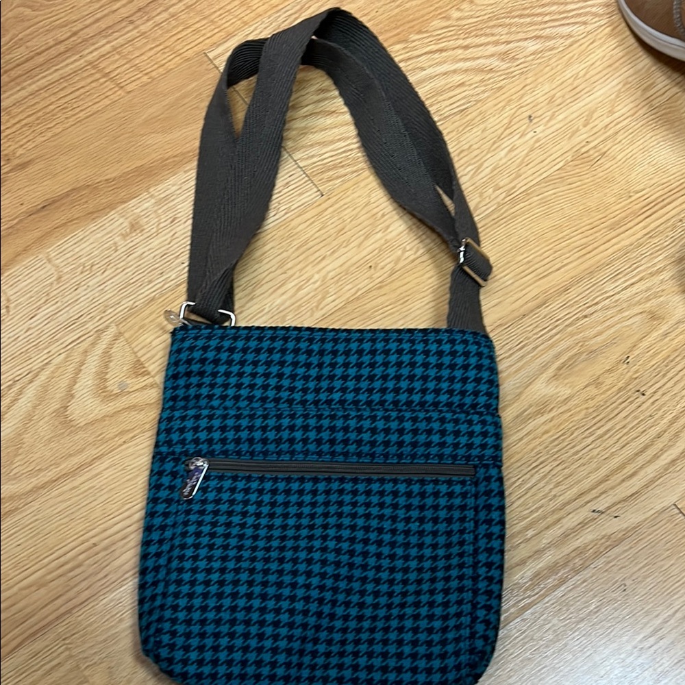 Thirty-One Crossbody Two zip area front One large non zip front and back